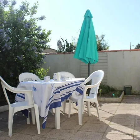 Hébergement de vacances Maison Proche Centre De St Pierre, 6 Couchages, Cour Ensoleillée, à 20 Min De La à Vélo. - Fr-1-246a-83 *