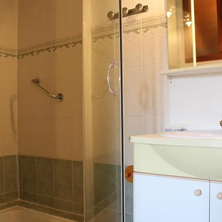Hébergement de vacances Maison Proche Centre De St Pierre, 6 Couchages, Cour Ensoleillée, à 20 Min De La à Vélo. - Fr-1-246a-83