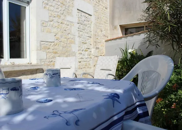 Maison proche centre de St Pierre, 6 couchages, cour ensoleillée, à 20 min de la mer à vélo. - FR-1-246A-83 *